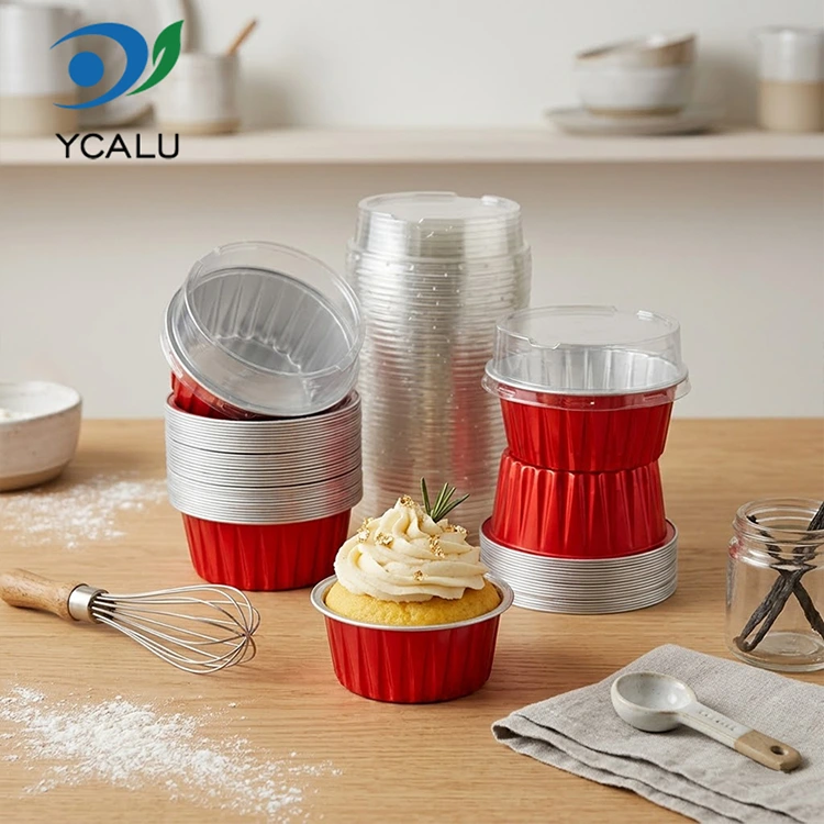 Bakar batean labean egindako cupcake koloretsuak. Smoothwall aluminiozko paperezko ontziak