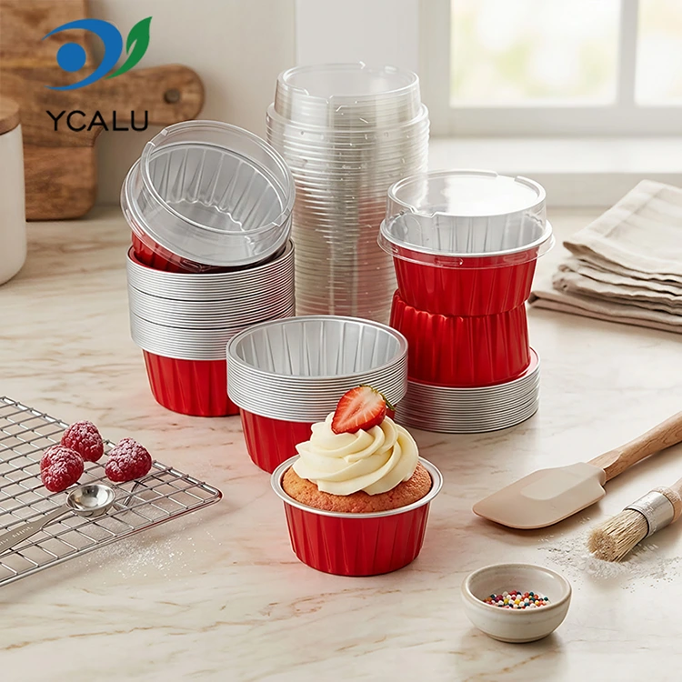 Bakar batean labean egindako cupcake koloretsuak. Smoothwall aluminiozko paperezko ontziak