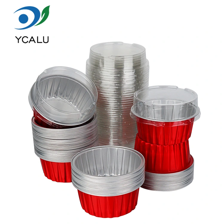 Bakar batean labean egindako cupcake koloretsuak. Smoothwall aluminiozko paperezko ontziak